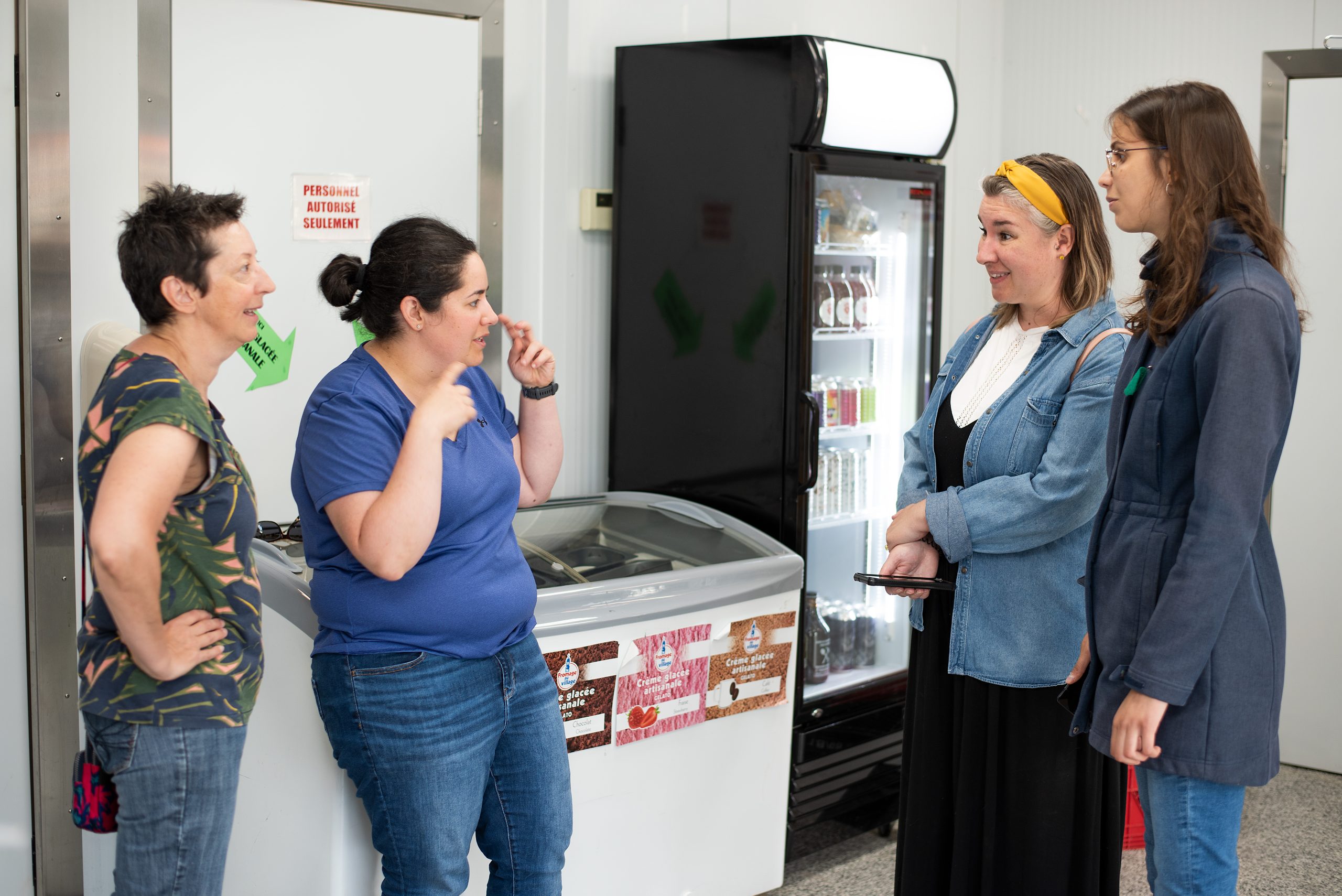 Claudine et sa collègue Gabrielle rencontre Anne et Hélène Lessard, propriétaires de Fromage au Village à Lorrainville. 